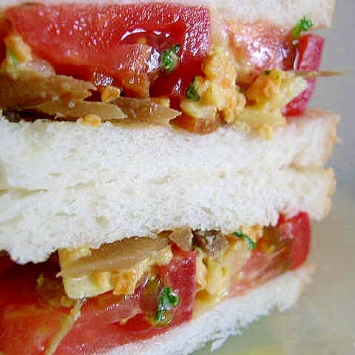 きんぴらごぼう＆ポテサラ、トマトのサンドイッチ